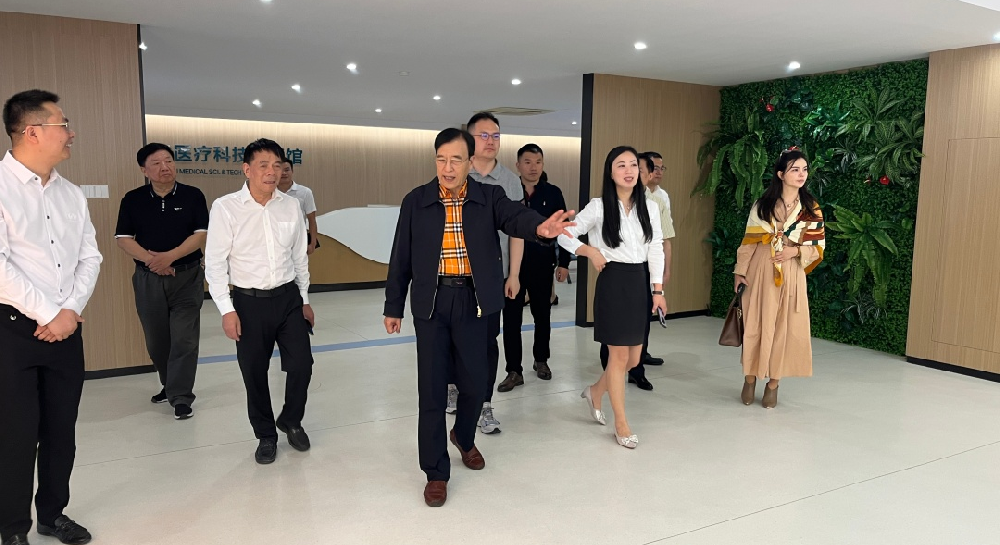 为立异赋能 |上海交大康健撒播生长中心鲍勇教授一行深入我司旅行指导